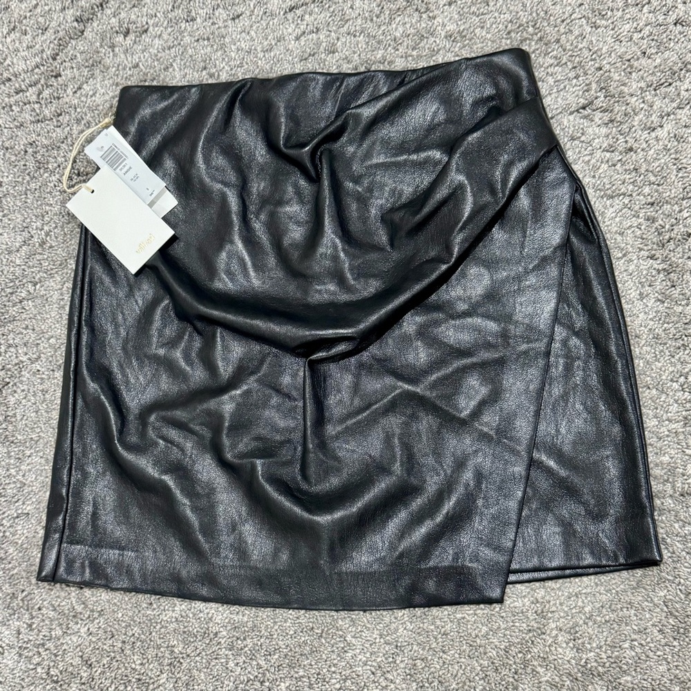 NWT-Aritzia Wilfred Angie Vegan Leather Skirt-Black-Size 6